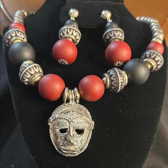 Elegant Red and Black Beaded Necklace Set! - Picture 2 of 16
